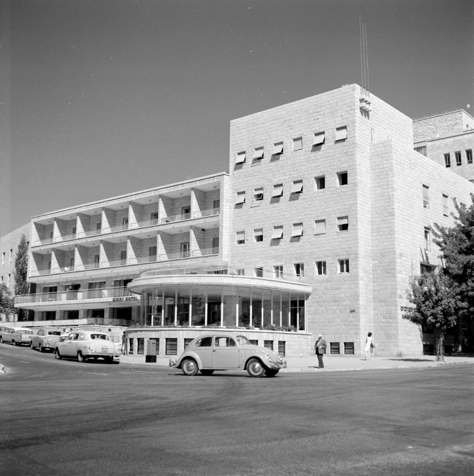 Kings Hotel met de ingang aan Ramban Street en auto's voor het hotel, Bestanddeelnr 255-2261