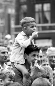 Kinderen met vakantie, bij poppenkast op Dam, Bestanddeelnr 911-4277