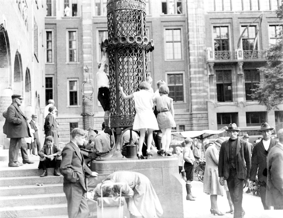 Kinderen op een lantarenpaal op het beursplein, Bestanddeelnr 252-1455