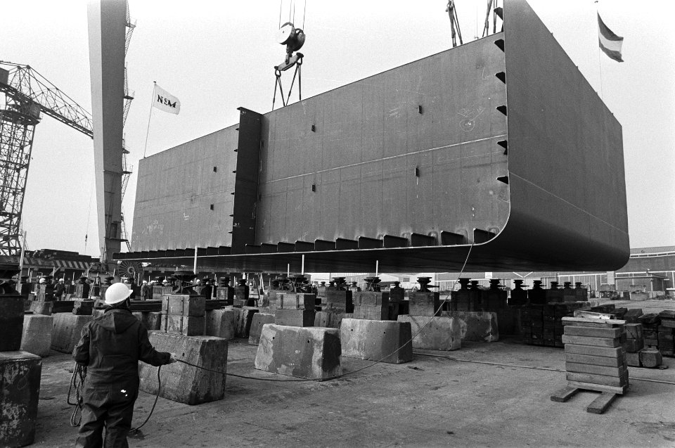Kiel gelegd van een pontom op NSM-werf te Amsterdam, die gebruikt zal worden voo, Bestanddeelnr 931-9686