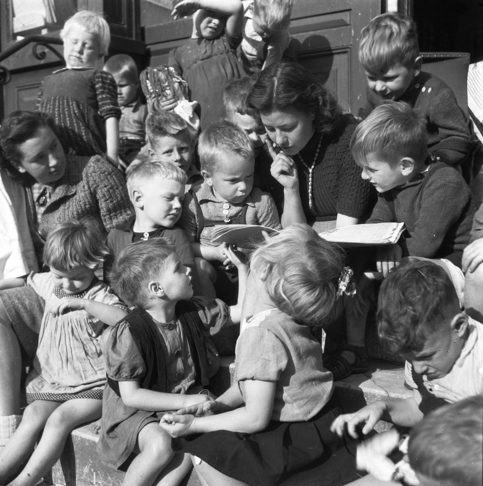 Kinderen worden voorgelezen, Bestanddeelnr 900-9433