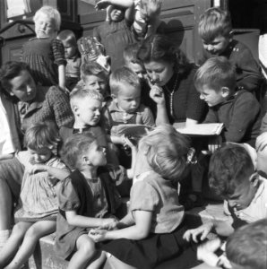 Kinderen worden voorgelezen, Bestanddeelnr 900-9433