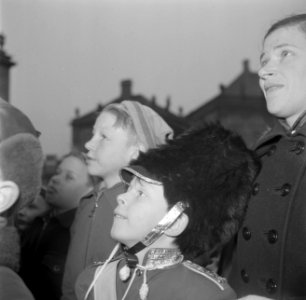 Kinderen op het plein van Slot Amalienborg ter ere van de verjaardag van de koni, Bestanddeelnr 252-8676