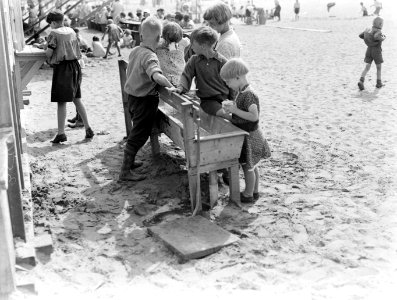 Kinderen op het strand in Scheveningen, Bestanddeelnr 189-0678