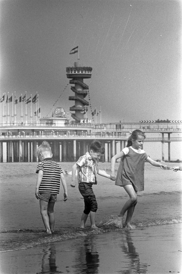 Kinderen op het strand bij Scheveningen, Bestanddeelnr 916-3561