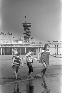 Kinderen op het strand bij Scheveningen, Bestanddeelnr 916-3561