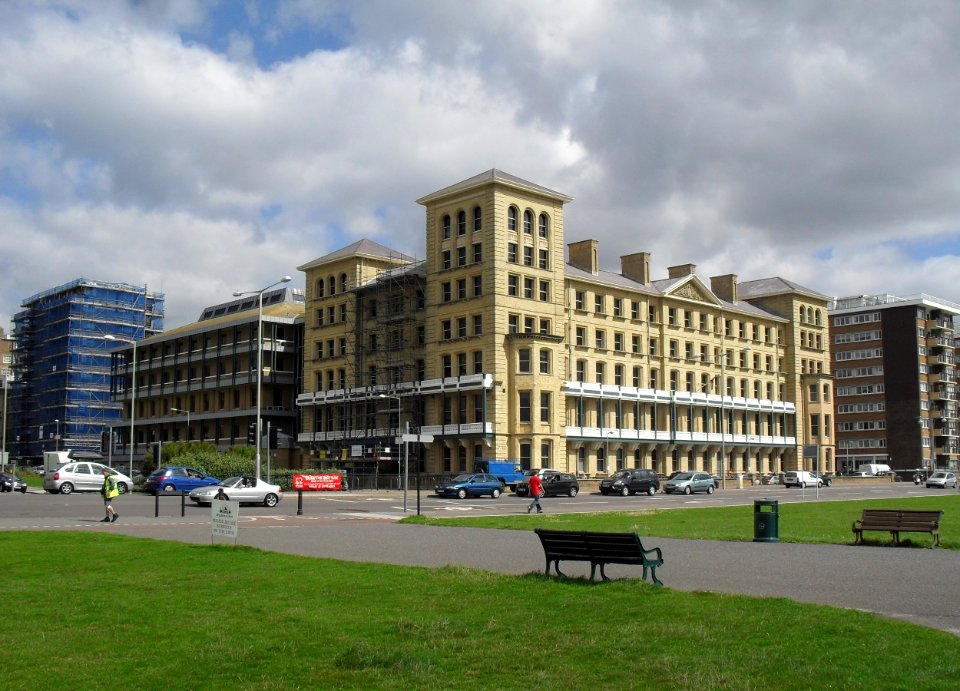 Kings House (Former SEEBOARD Headquarters), Queen's Gardens, Hove (NHLE Code 1205528) (August 2010) (2)