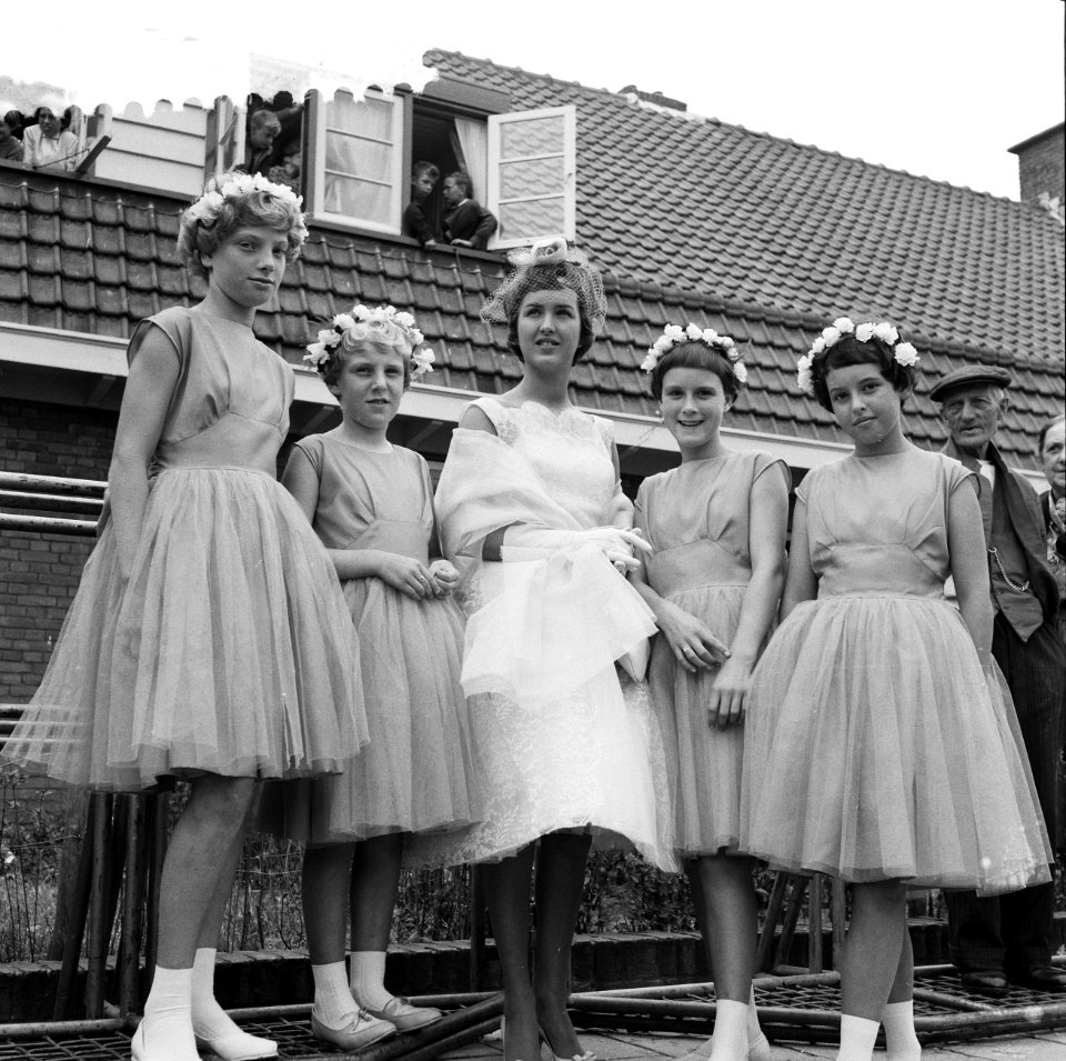 Kinderbloemencorso in Loosduinen, bloemenkoningin Carla Adank met haar prinsesje, Bestanddeelnr 910-5717