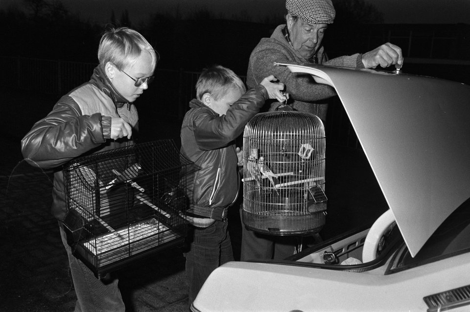 Kinderen nemen hun vogelkooien mee bij de evacuatie van bewoners, Bestanddeelnr 932-4907