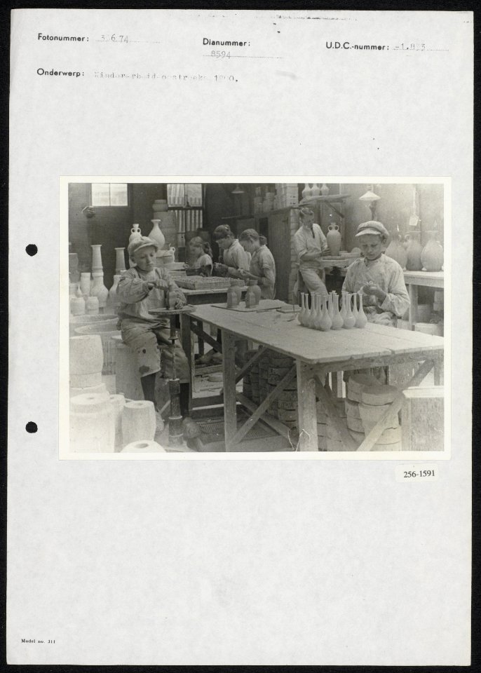 Kinderarbeid omstreeks 1900 in de aardewerkindustrie, Bestanddeelnr 256-1591