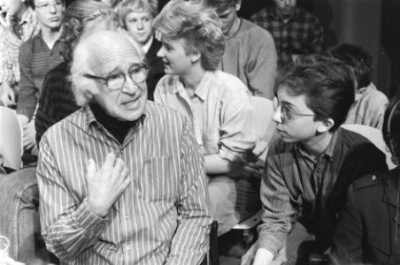 Kinderen praten met Nobelprijswinnaars in Amsterdam George Wald, Bestanddeelnr 933-9973