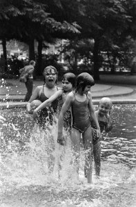 Kinderen, fonteinen, zomer, Bestanddeelnr 932-6443