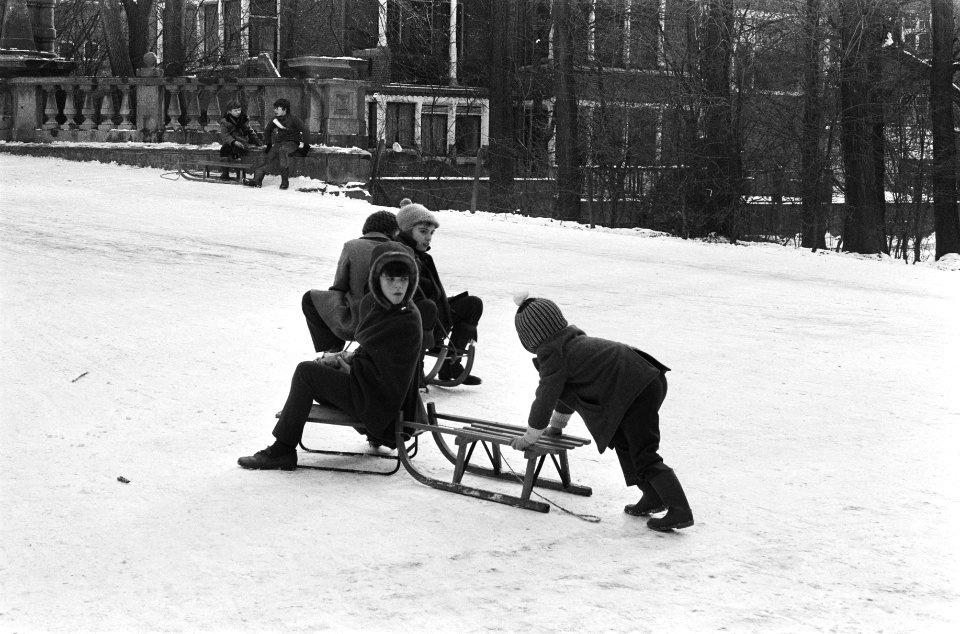 Kinderen rijden sleetje, Bestanddeelnr 924-3334