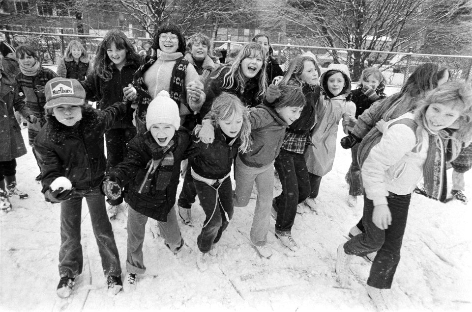 Kinderen schaatsen tijdens speelkwartier op speelplaats (Amsterdam), Bestanddeelnr 930-0877