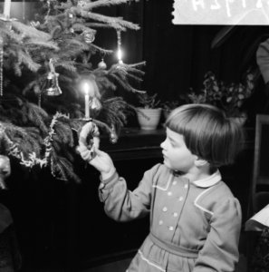 Kinderen rond de kerstboom, Bestanddeelnr 934-5757