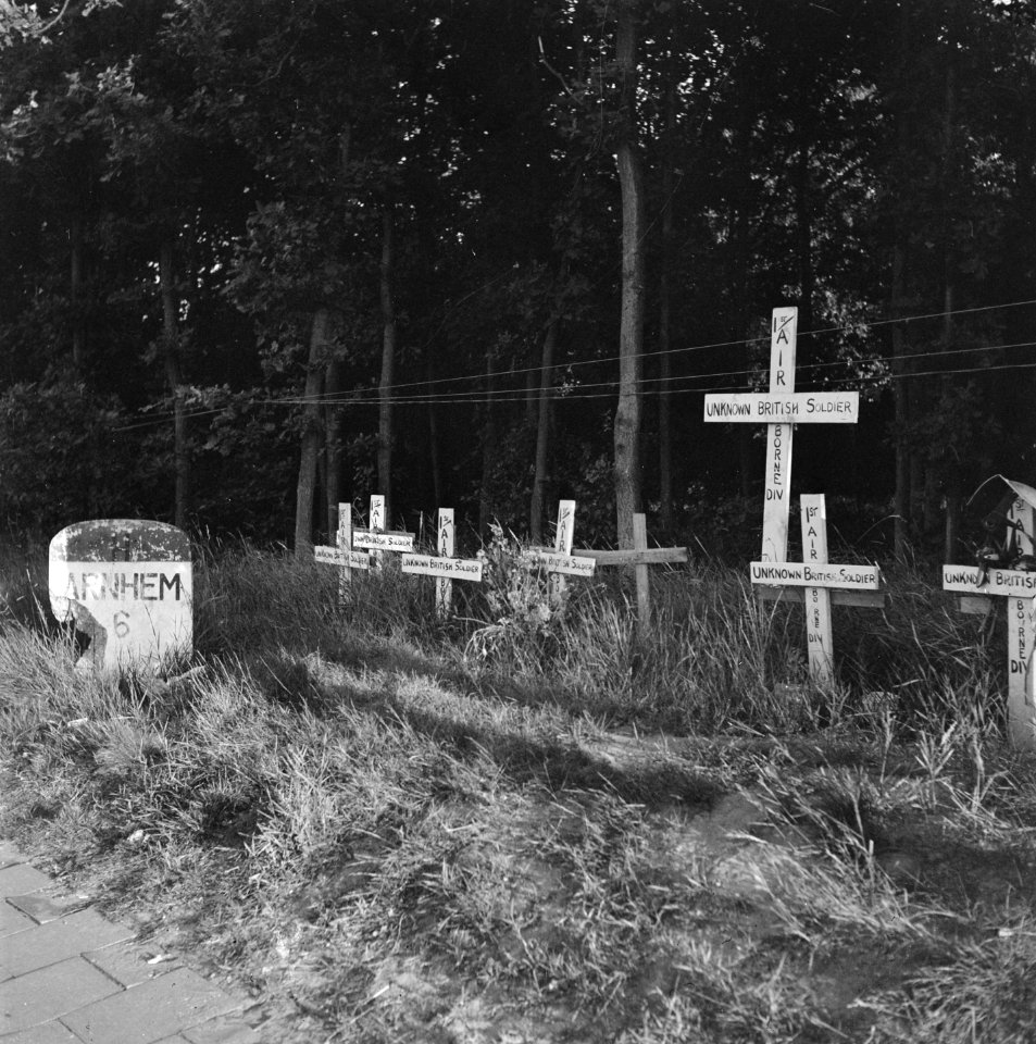 Kilometersteen Arnhem 6 km Daarnaast een reeks graven met houten kruizen, Bestanddeelnr 900-4344