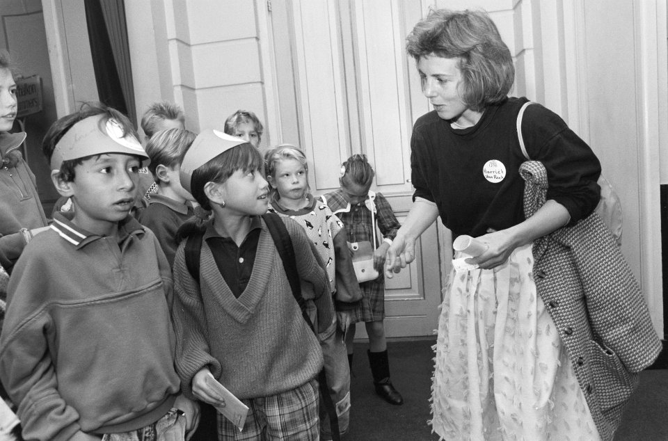 Kinderboekenweek 1987 van start Gouden Griffel winnares Harriet van Reek met kin, Bestanddeelnr 934-0903