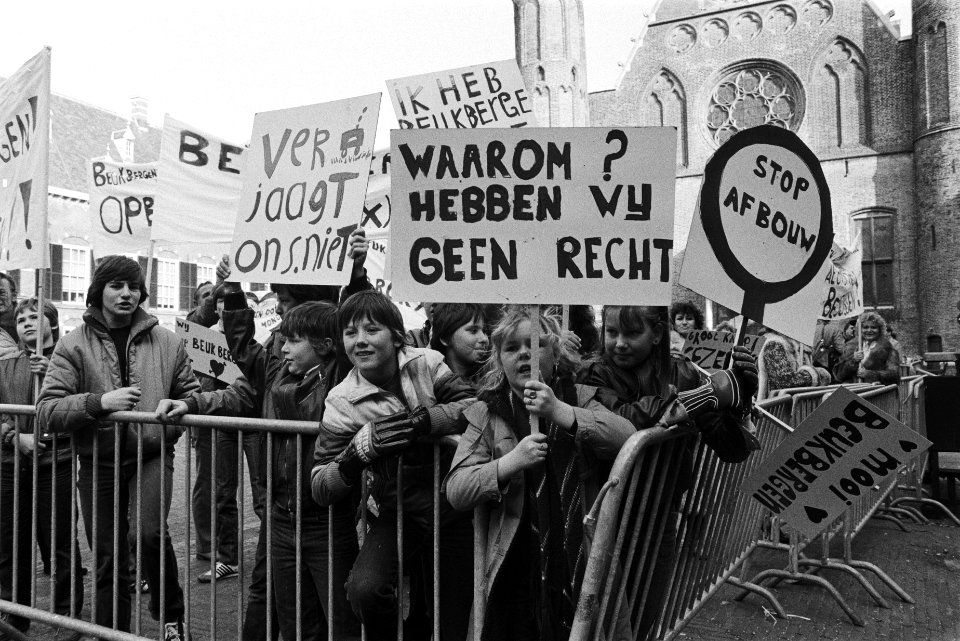Kinderen met spandoeken, Bestanddeelnr 932-5018