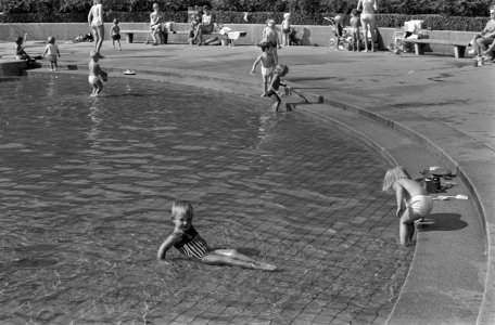 Kinderen spelen in een vijver in het Beatrixpark, Bestanddeelnr 921-6709