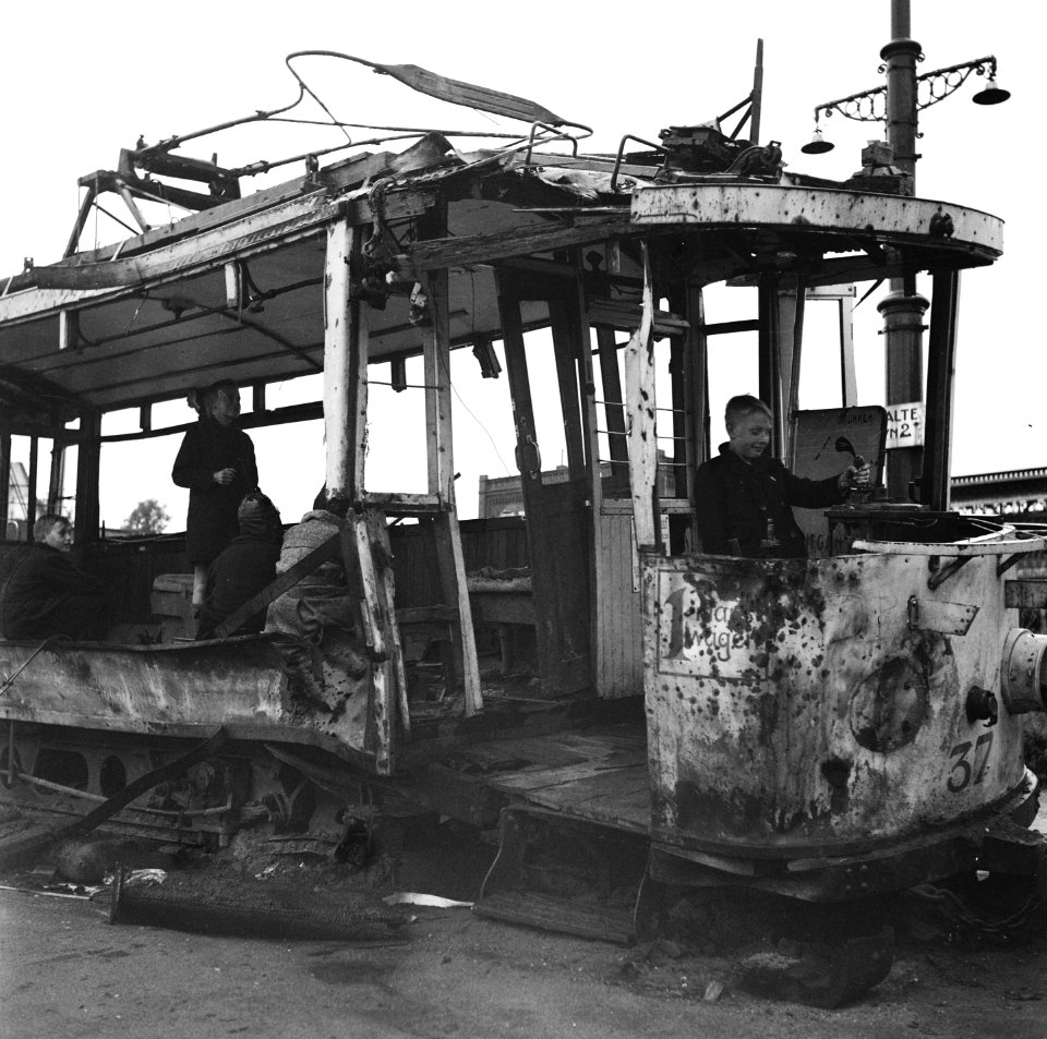 Kinderen spelen in een verwoeste tram, Bestanddeelnr 900-6392
