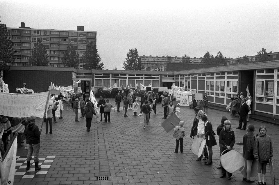 Kinderen, ouders en onderwijzers demonstreren tegen in dienst gaan van gymnastie, Bestanddeelnr 925-0429