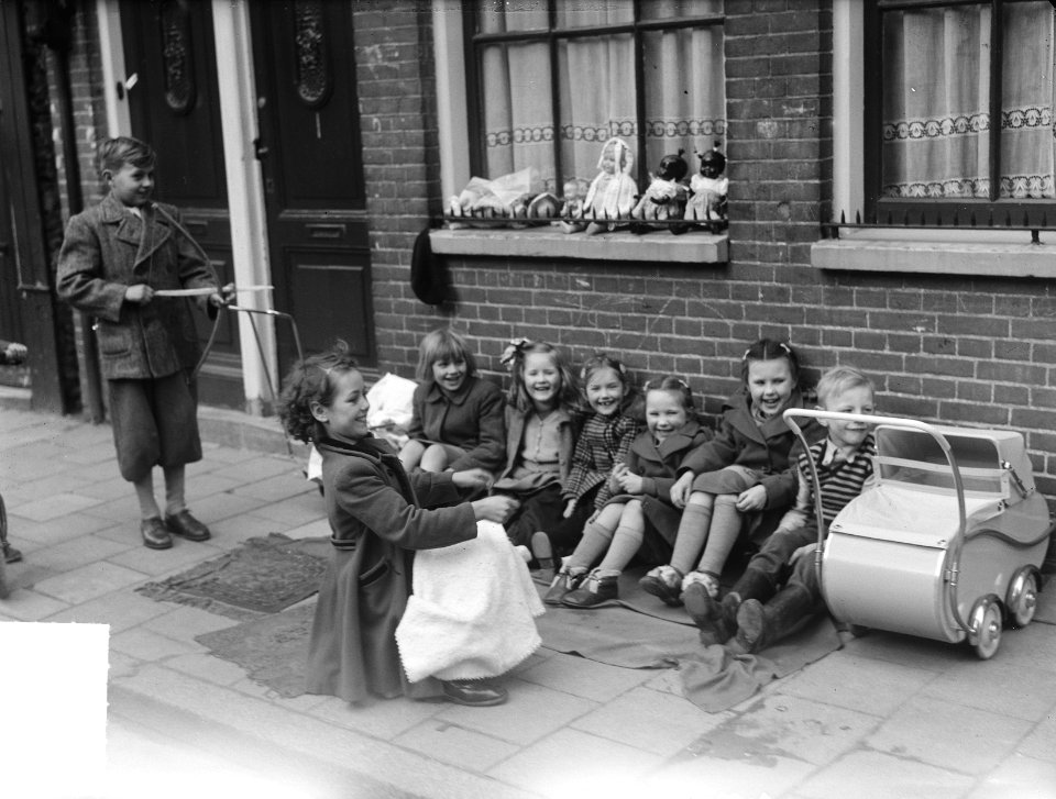 Kinderen spelen in de Jordaan, Bestanddeelnr 904-4906