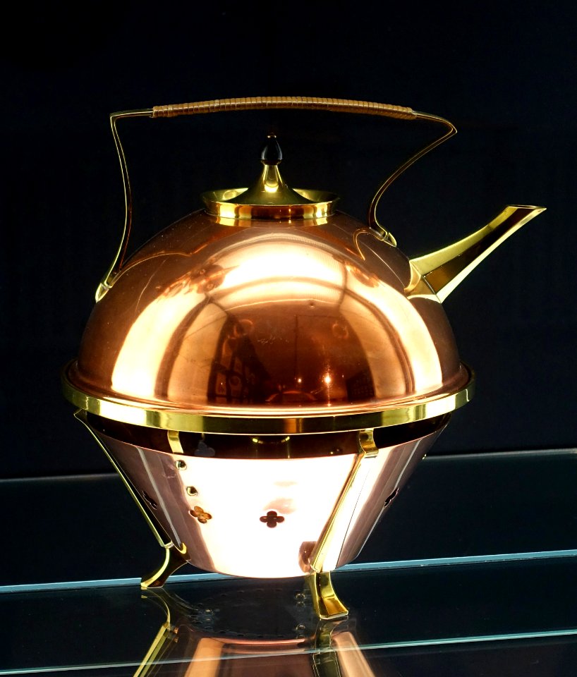 Kettle with heater, designed by William Arthur Smith Benson, made by W.A.S. Benson & Co., London, c. 1885, copper, brass - Bröhan Museum, Berlin - DSC03923