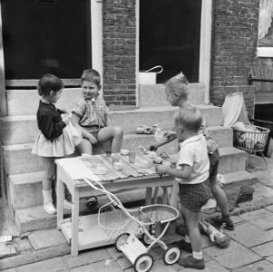 Kinderen spelen Vader en Moedertje op straat, met theeserviesje, tafeltje, wie, Bestanddeelnr 914-7404