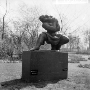 Keukenhof 1964, beeldende kunst, gehurkte figuur van Nico Jonk, Bestanddeelnr 916-3257