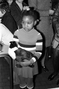 Kinderen met hun dieren op de Savoa kleindierententoonstelling in de RAI, meisje, Bestanddeelnr 926-0458