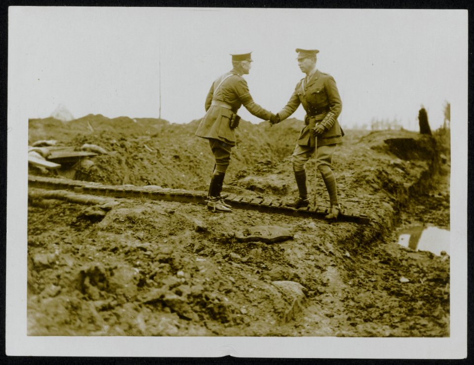 King of the Belgians meets General Horne near some ruined trenches, Bestanddeelnr 158-0275