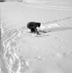 Kind met ski's in de sneeuw, Bestanddeelnr 254-4358
