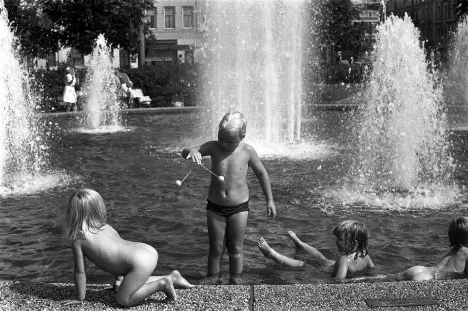 Kinderen met klik klak in fontein Amsterdam, Frederiksplein, Bestanddeelnr 924-8321