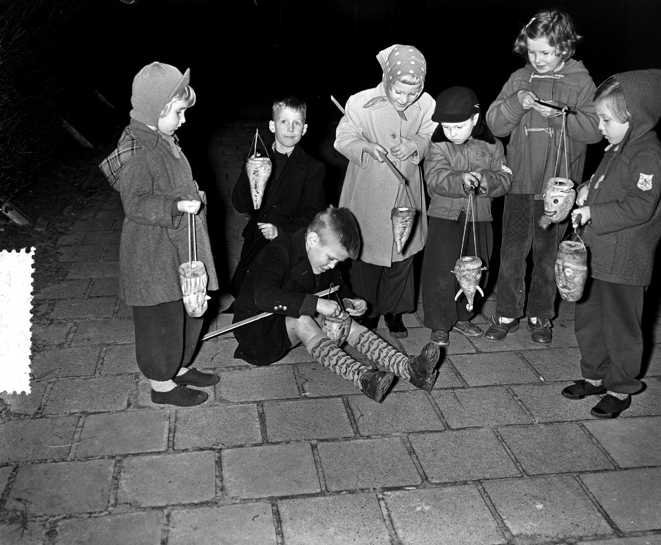 Kinderen met lampionnen, Bestanddeelnr 906-8386