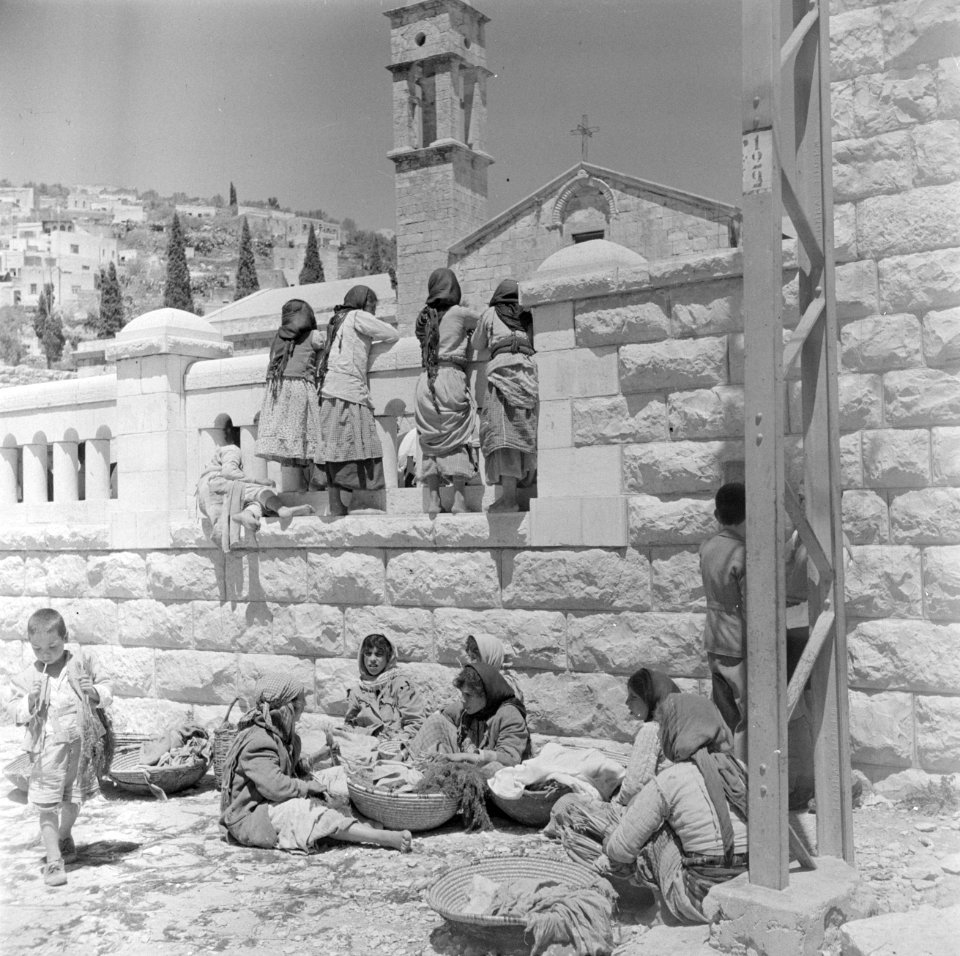 Kinderen op de muur rond het voorplein bij de de Grieks-orthodoxe kerk van de An, Bestanddeelnr 255-1059