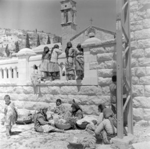 Kinderen op de muur rond het voorplein bij de de Grieks-orthodoxe kerk van de An, Bestanddeelnr 255-1059