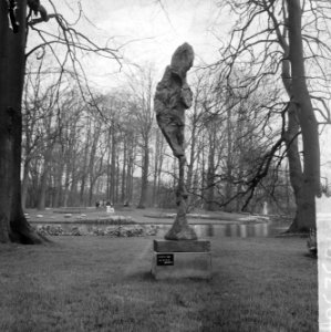 Keukenhof 1964, beeldende kunst, Zuil van zon en gebladerte van C J Rogge, Bestanddeelnr 916-3256