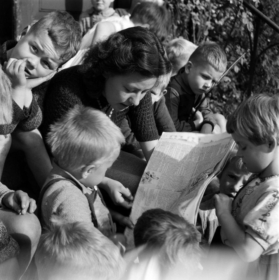 Kinderen worden voorgelezen, Bestanddeelnr 900-9432