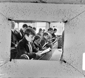 Kinderen zingen met volwassenen in kerk ( Zion Baptist Chapel ) te Aberfan, Enge, Bestanddeelnr 924-9427