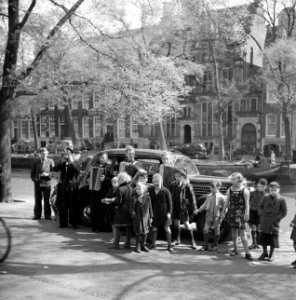 Kinderen op een gracht rond een groep straatmuzikanten in Volendams kostuum, Bestanddeelnr 254-2318