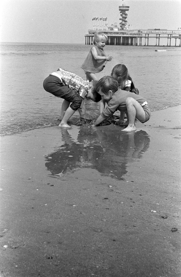 Kinderen op het strand bij Scheveningen, Bestanddeelnr 916-3559
