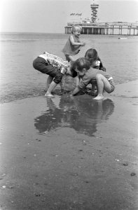 Kinderen op het strand bij Scheveningen, Bestanddeelnr 916-3559