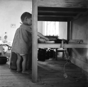 Kind aan het spelen, Bestanddeelnr 900-4881 photo