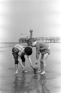 Kinderen op het strand bij Scheveningen, Bestanddeelnr 916-3558