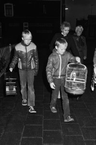 Kinderen nemen hun vogelkooien mee bij de evacuatie van bewoners, Bestanddeelnr 932-4908