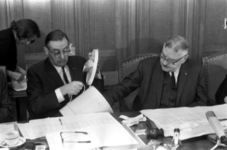 Kiesraad in Den Haag uitslag bekend gemaakt, mr. dr. J. Donner (rechts) trekt ui, Bestanddeelnr 920-0936