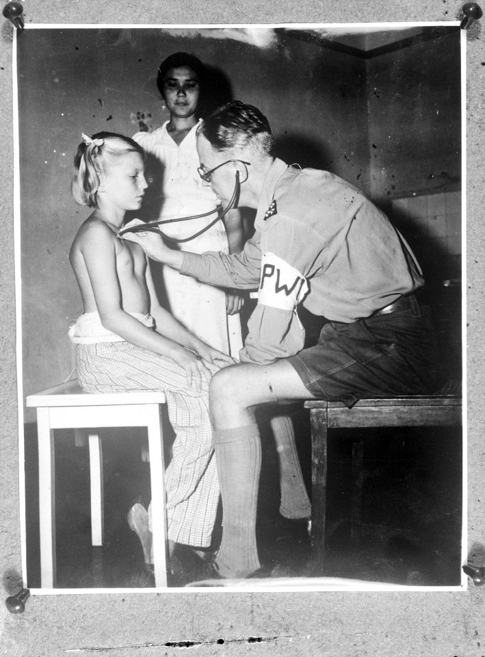 Kind bij de dokter in Bandoeng, Bestanddeelnr 901-5994