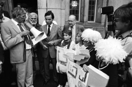 Kinderen met dozen vol handtekeningen en tekeningen,midden minister Brinkman, Bestanddeelnr 932-6812