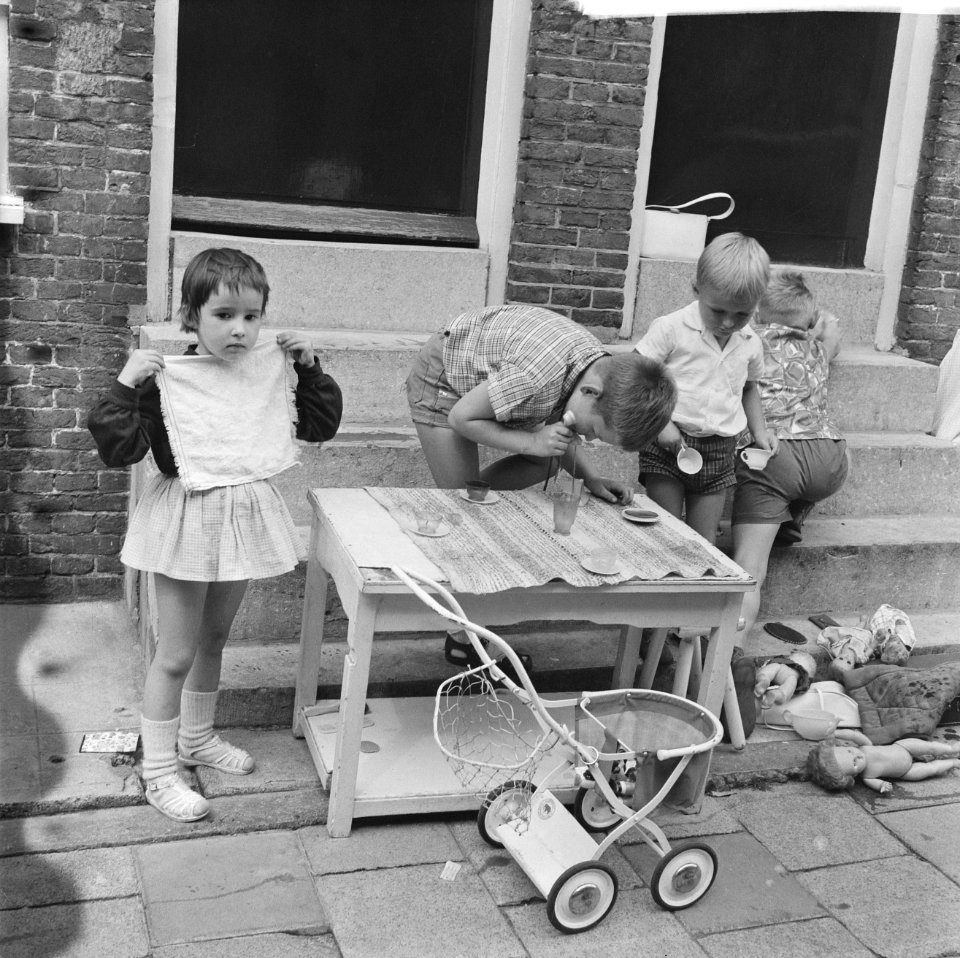 Kinderen spelen Vader en Moedertje op straat, met theeserviesje, tafeltje, wie, Bestanddeelnr 914-7401