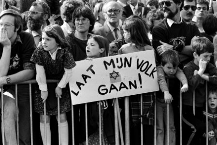Kinderen met een bord Laat mijn volk gaan, Bestanddeelnr 932-5622